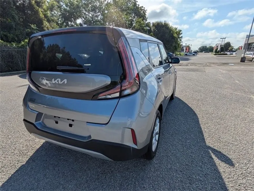 2024 Kia Soul LX photo 1
