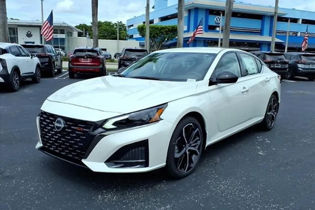 2025 Nissan Altima SR photo 1