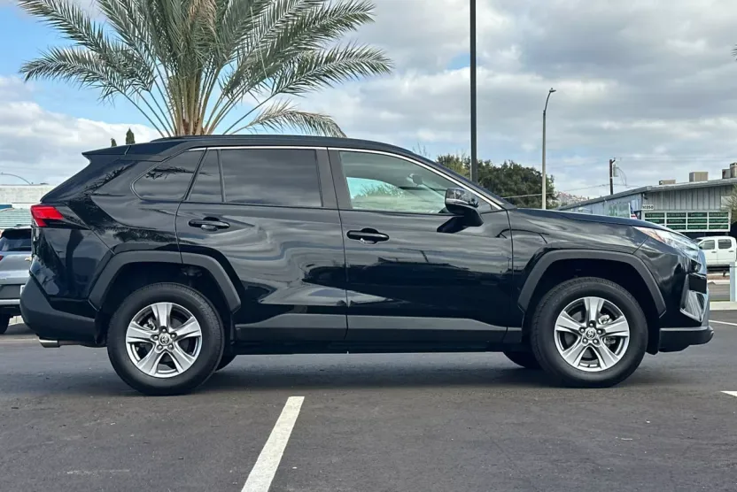 2022 Toyota RAV4 XLE photo 1
