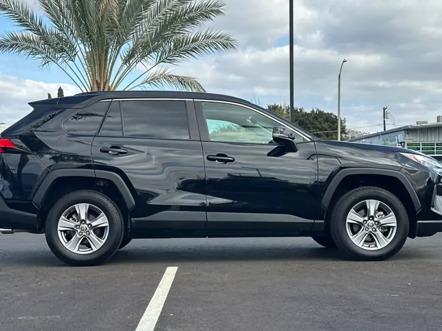 2022 Toyota RAV4 XLE photo 1