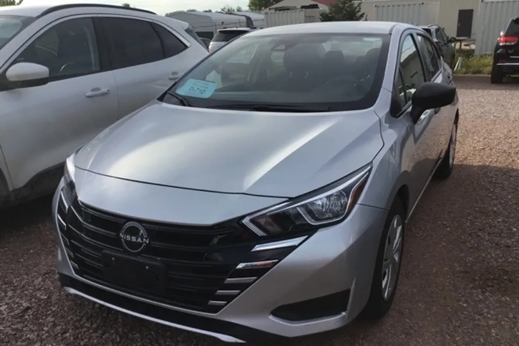 2023 Nissan Versa 1.6 S photo 1