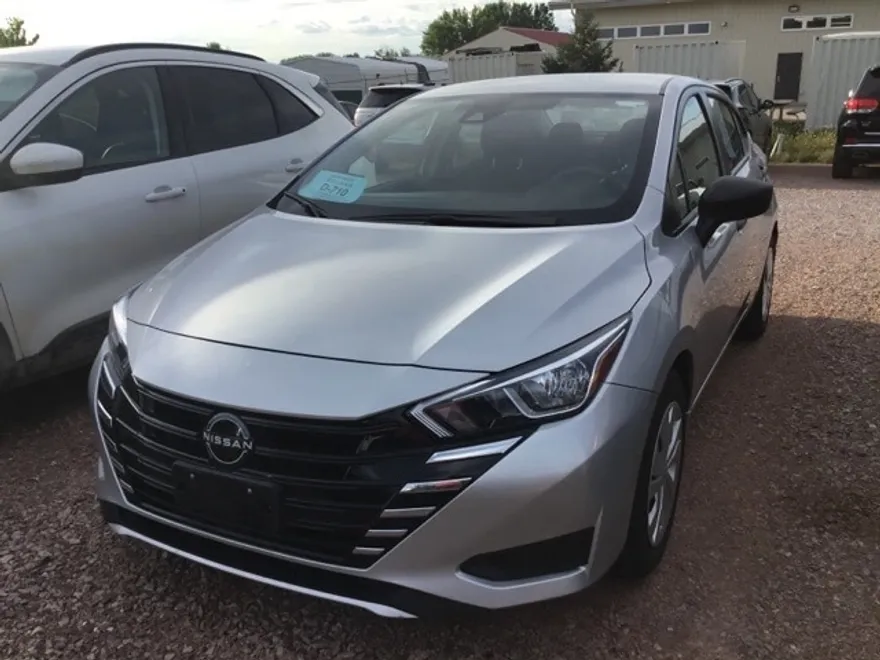 2023 Nissan Versa 1.6 S photo 1