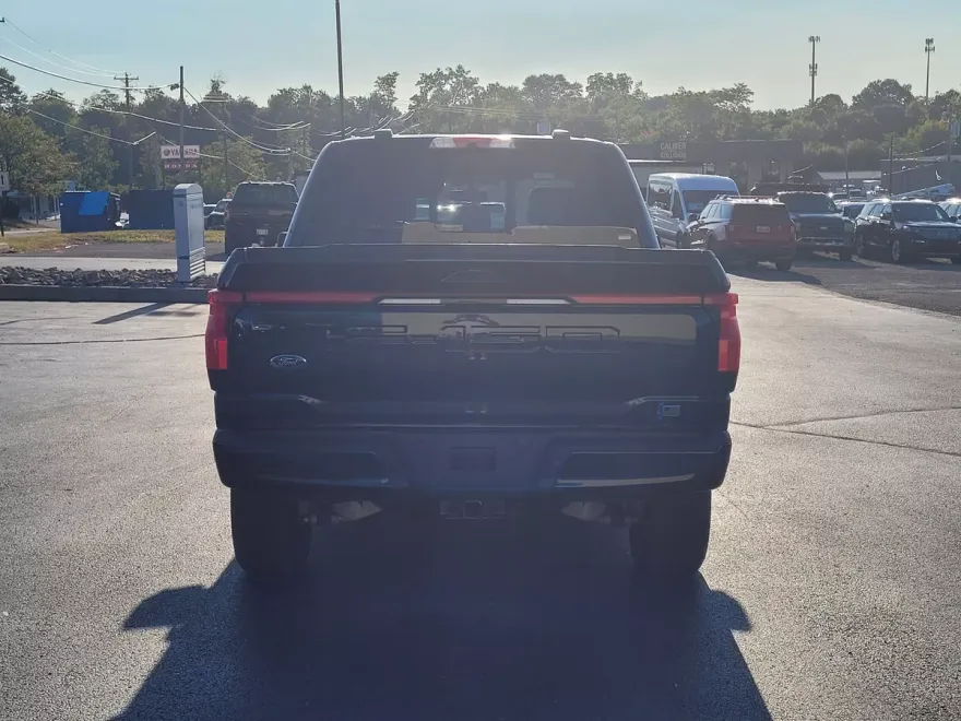 2022 Ford F-150 Lightning Lariat photo 1