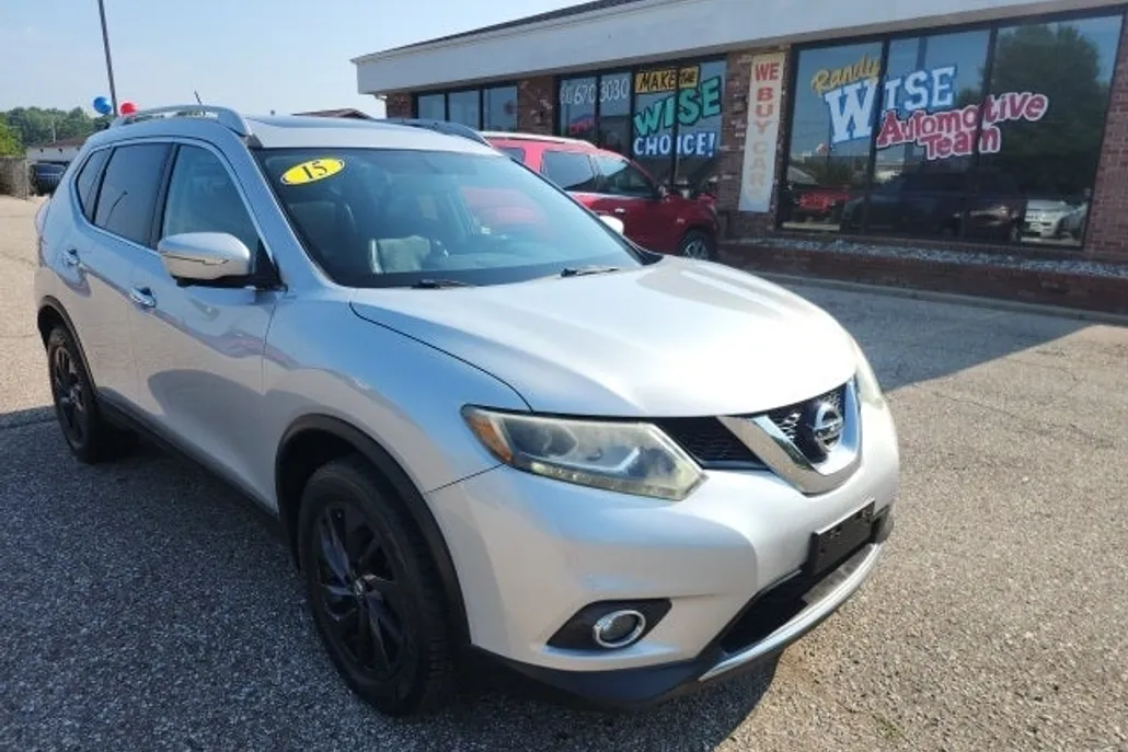 2015 Nissan Rogue SV photo 1