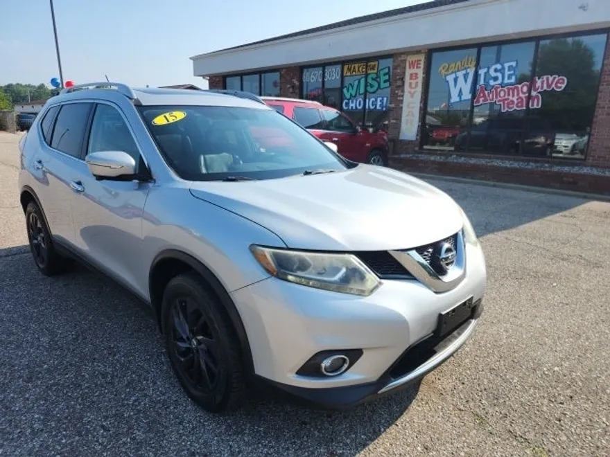 2015 Nissan Rogue SV photo 1