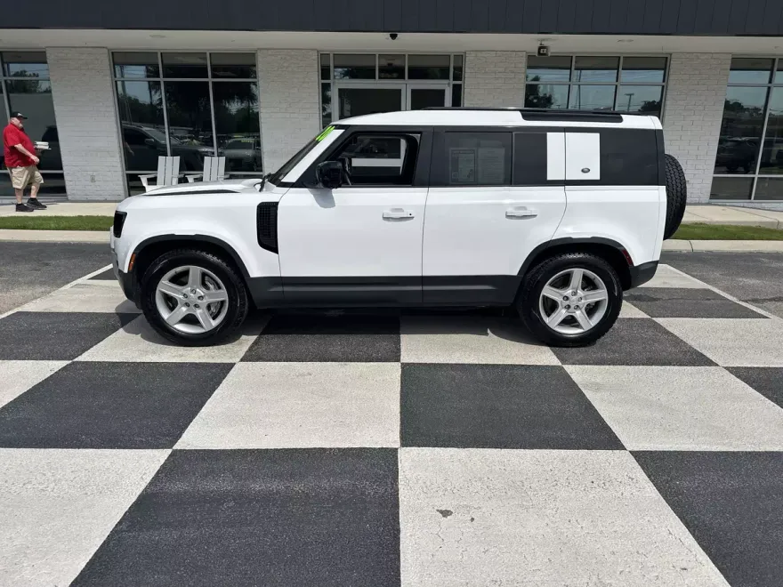 2020 Land Rover Defender SE photo 1