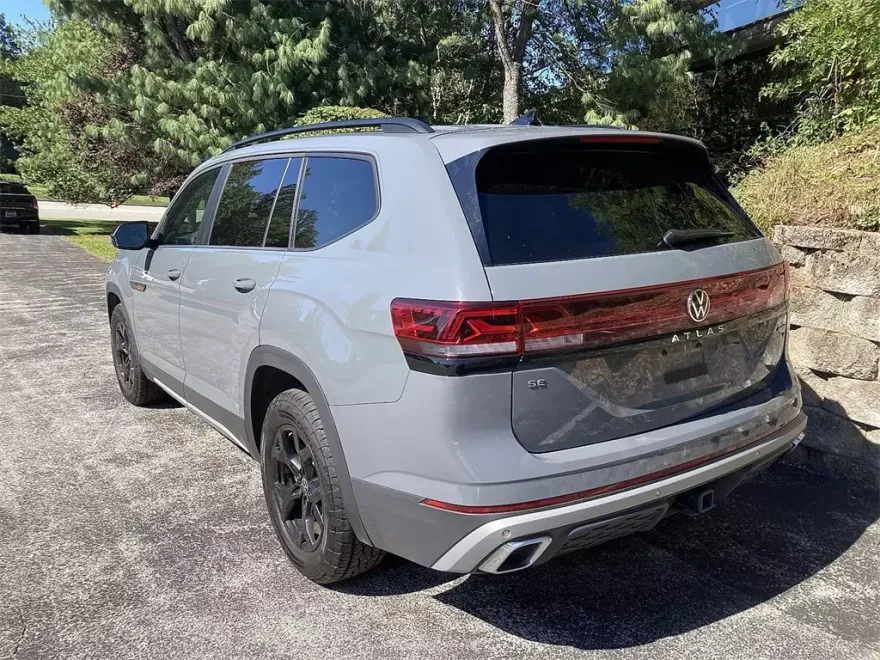 2025 Volkswagen Atlas Peak Edition SE photo 1