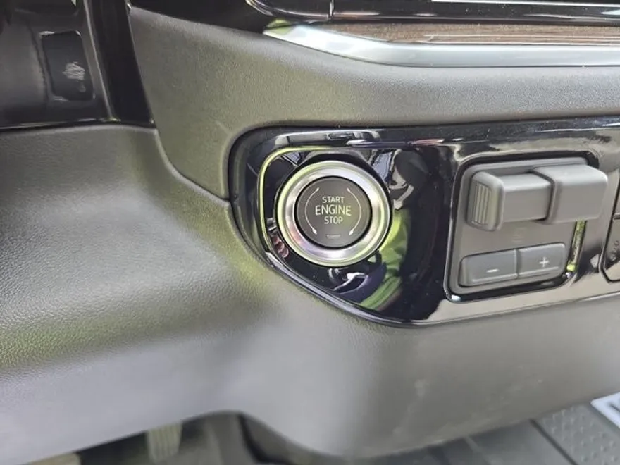 2025 Chevrolet Silverado 1500 LT photo 1