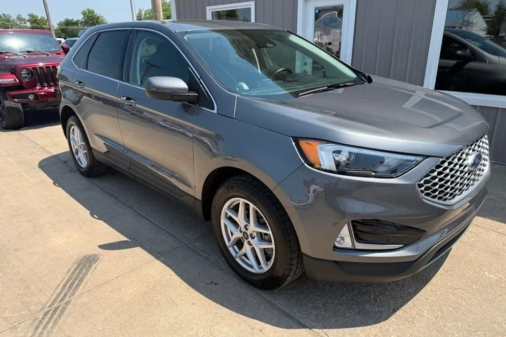 2023 Ford Edge SEL photo 1