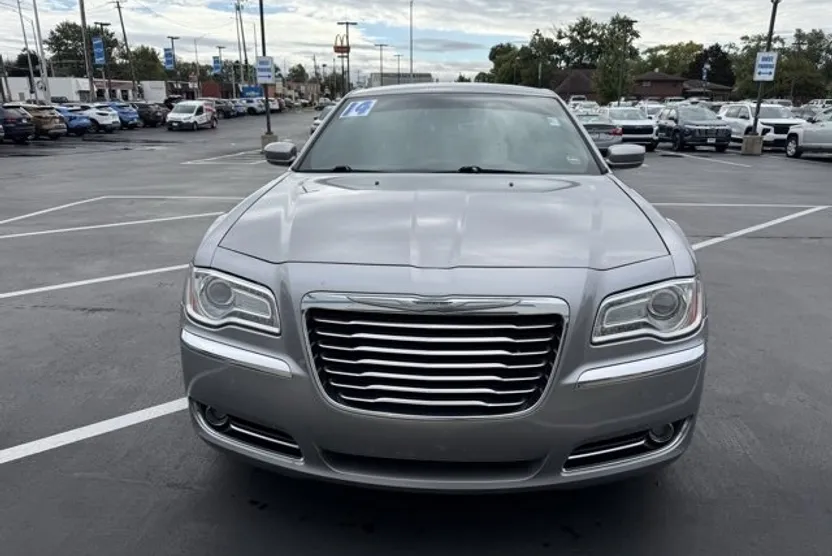 2014 Chrysler 300 photo 1