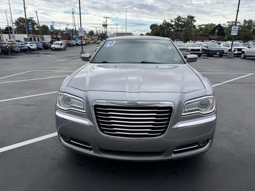 2014 Chrysler 300 photo 1