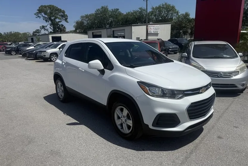 2020 Chevrolet Trax LS photo 1