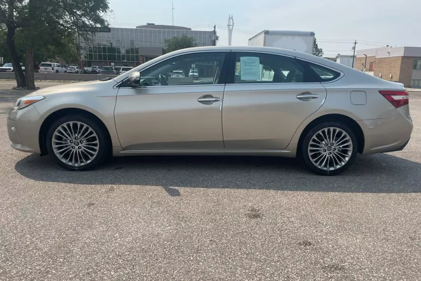 2018 Toyota Avalon Limited photo 1