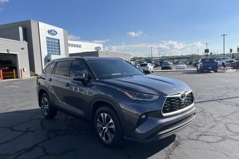 2021 Toyota Highlander XLE photo 1