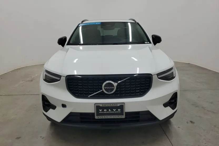 2025 Volvo XC40 Plus photo 1
