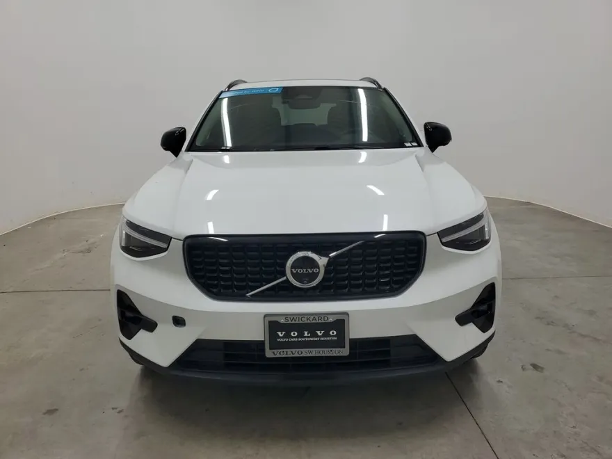 2025 Volvo XC40 Plus photo 1