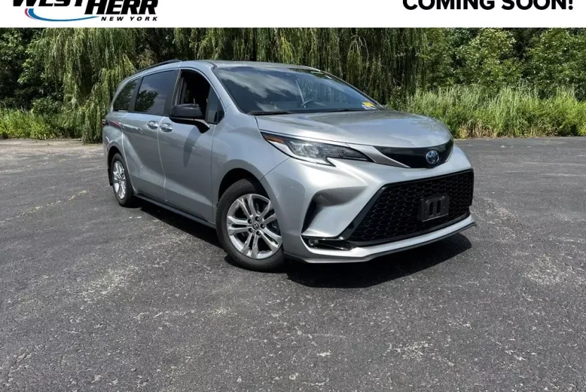 2022 Toyota Sienna XSE photo 1