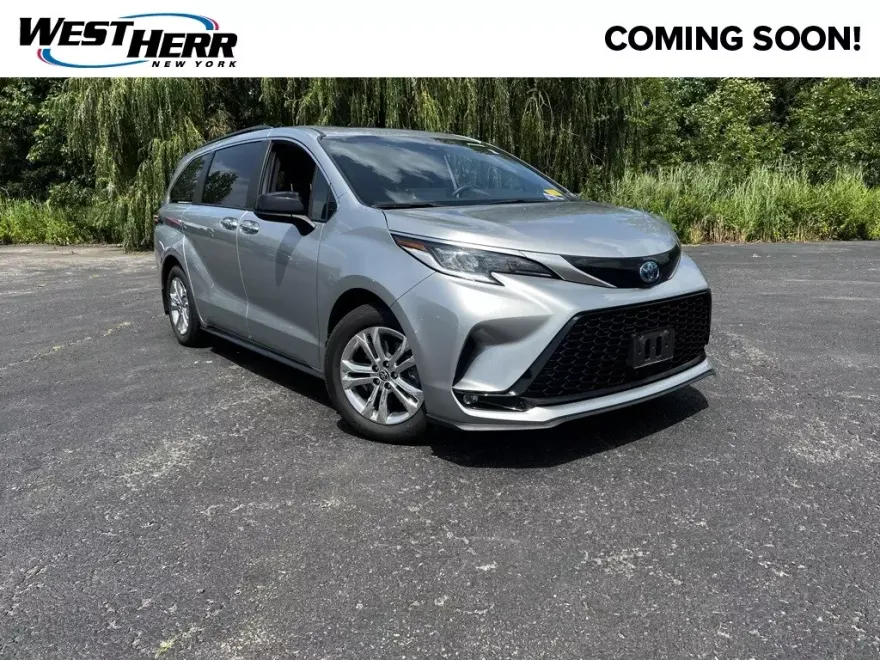 2022 Toyota Sienna XSE photo 1