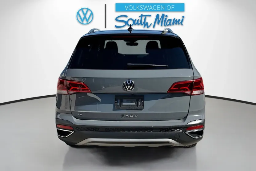 2024 Volkswagen Taos SE photo 1