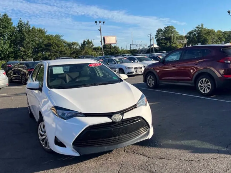 2019 Toyota Corolla LE photo 1