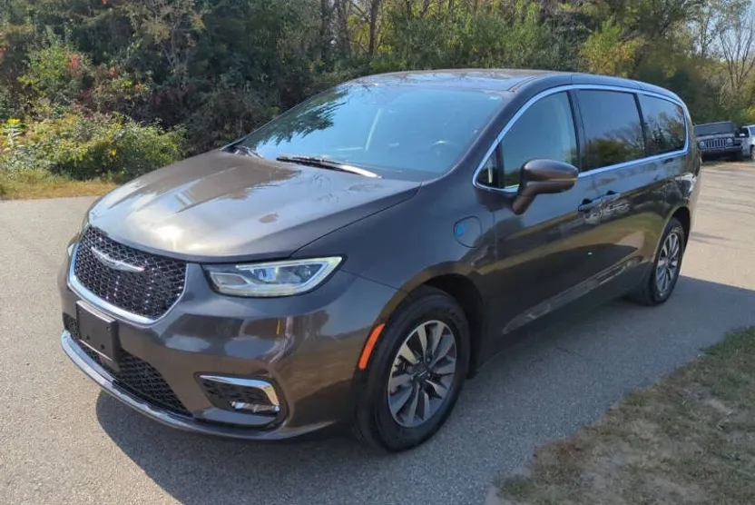 2022 Chrysler Pacifica Hybrid Touring L photo 1