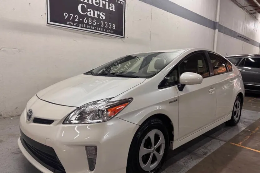 2015 Toyota Prius Four photo 1