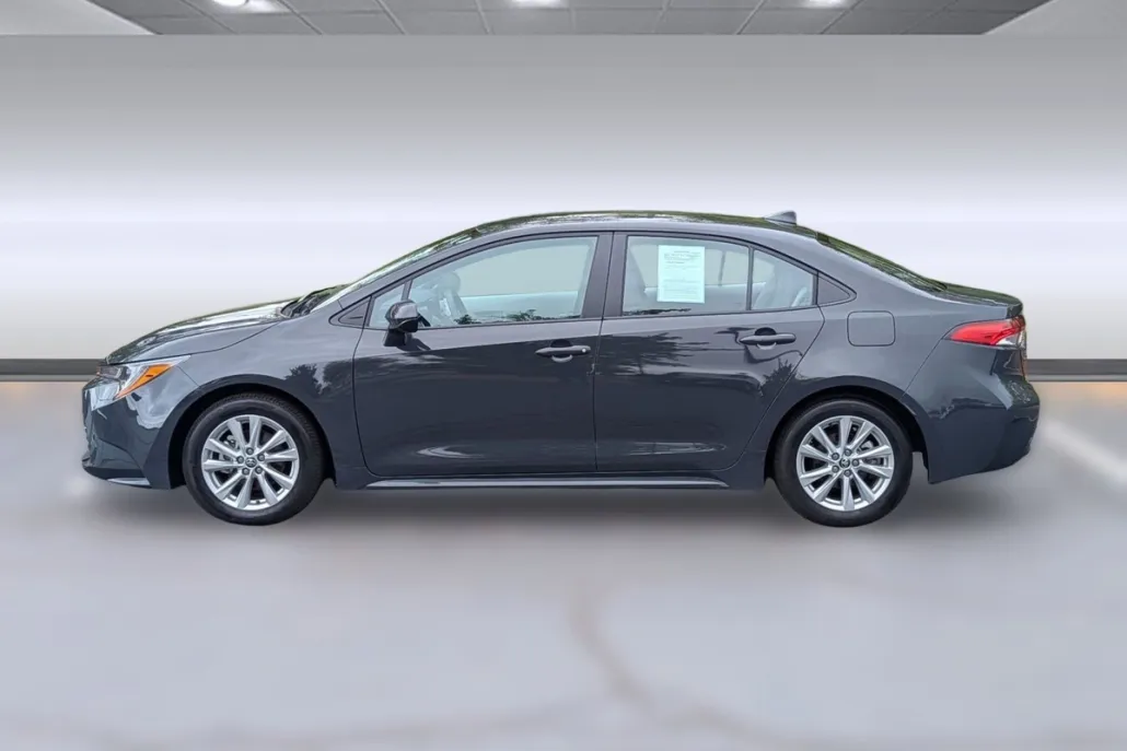 2025 Toyota Corolla LE photo 1