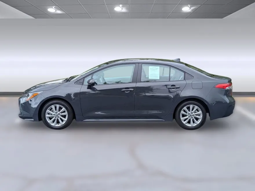 2025 Toyota Corolla LE photo 1