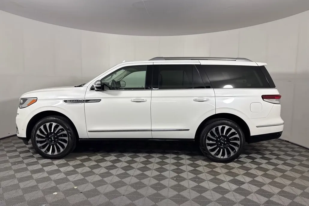 2024 Lincoln Navigator Black Label photo 1