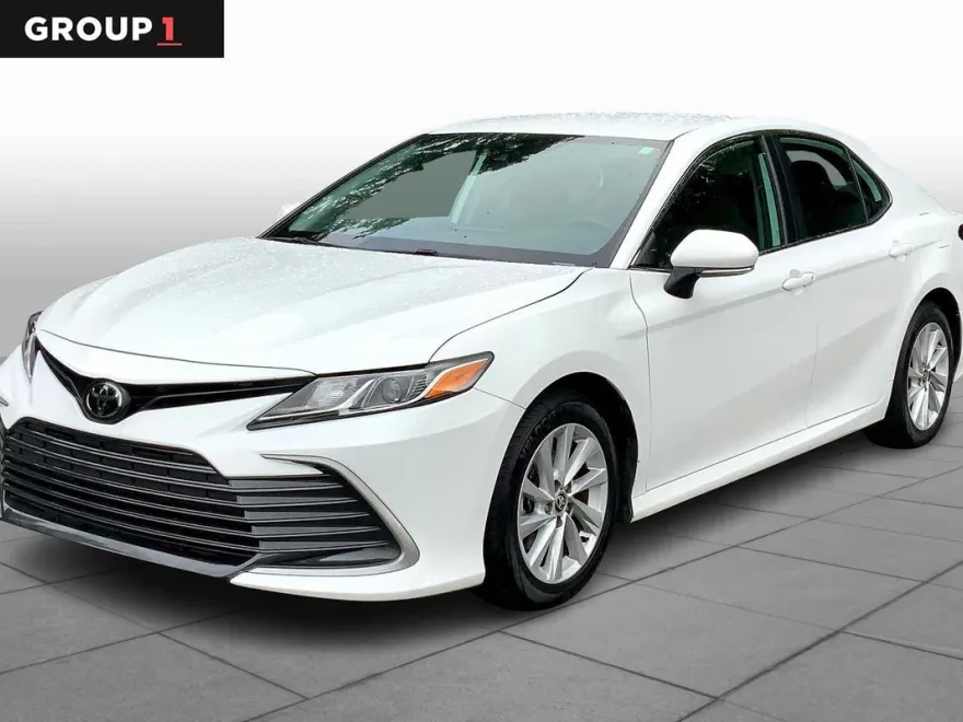 2023 Toyota Camry LE photo 1