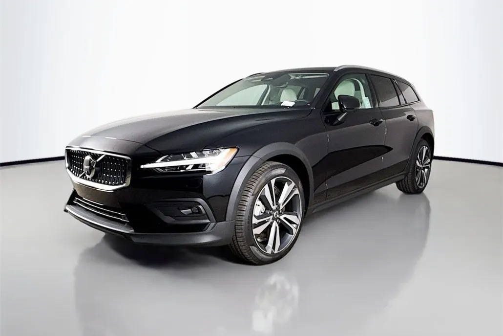 2026 Volvo V60 Cross Country B5 Plus photo 1