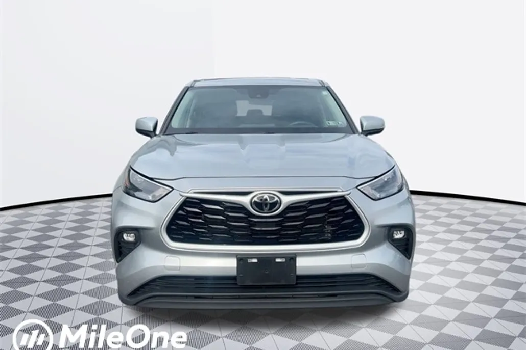 2024 Toyota Highlander LE photo 1
