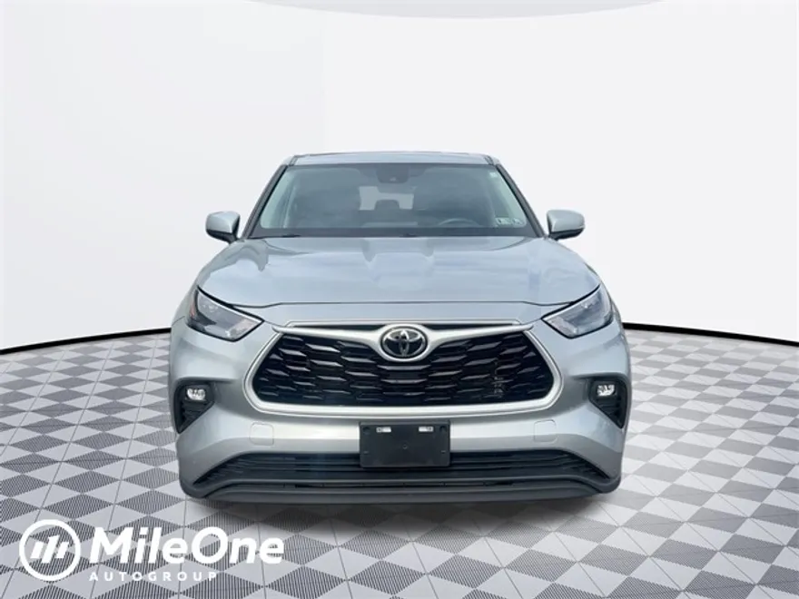 2024 Toyota Highlander LE photo 1