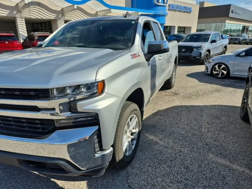 2019 Chevrolet Silverado 1500 LT photo 1