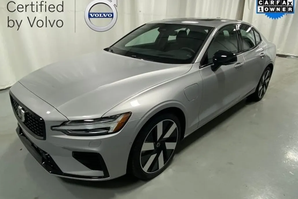 2025 Volvo S60 T8 photo 1