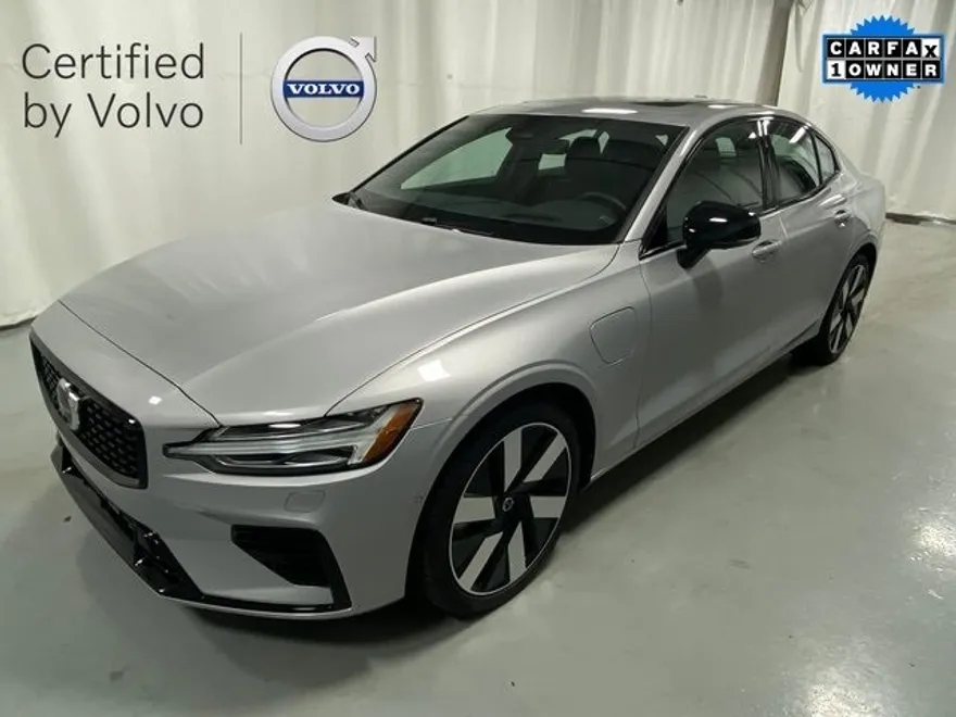 2025 Volvo S60 T8 photo 1