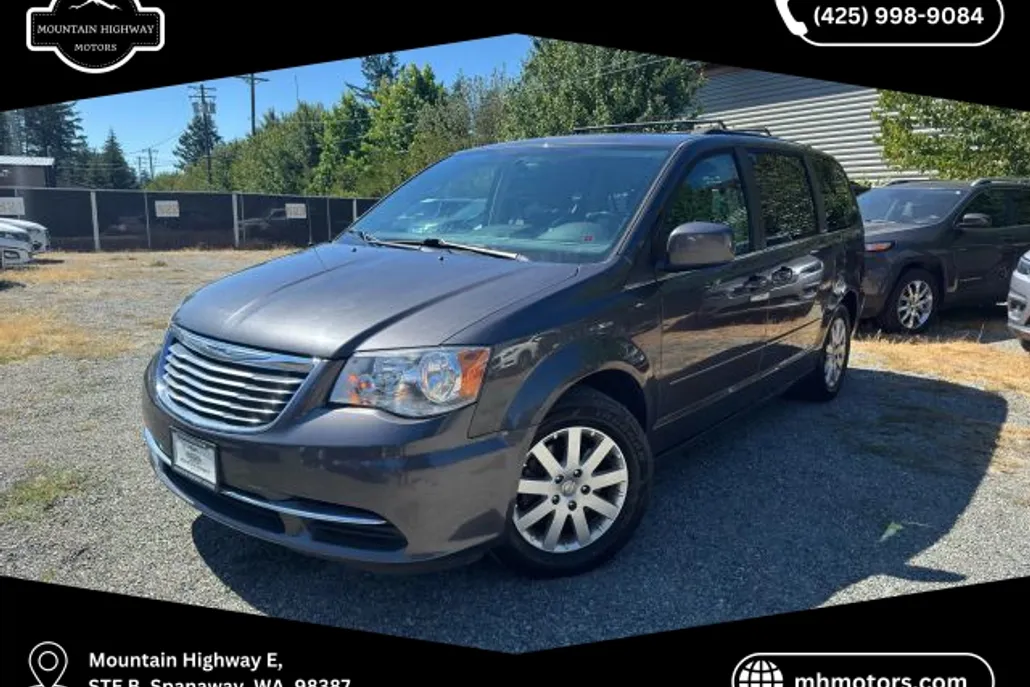2015 Chrysler Town & Country LX photo 1