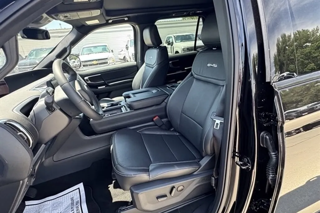 2025 Ford Expedition MAX Platinum photo 1