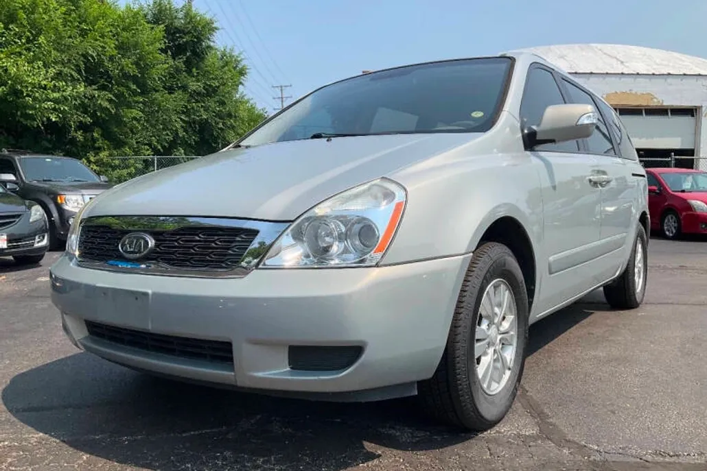 2012 Kia Sedona LX photo 1