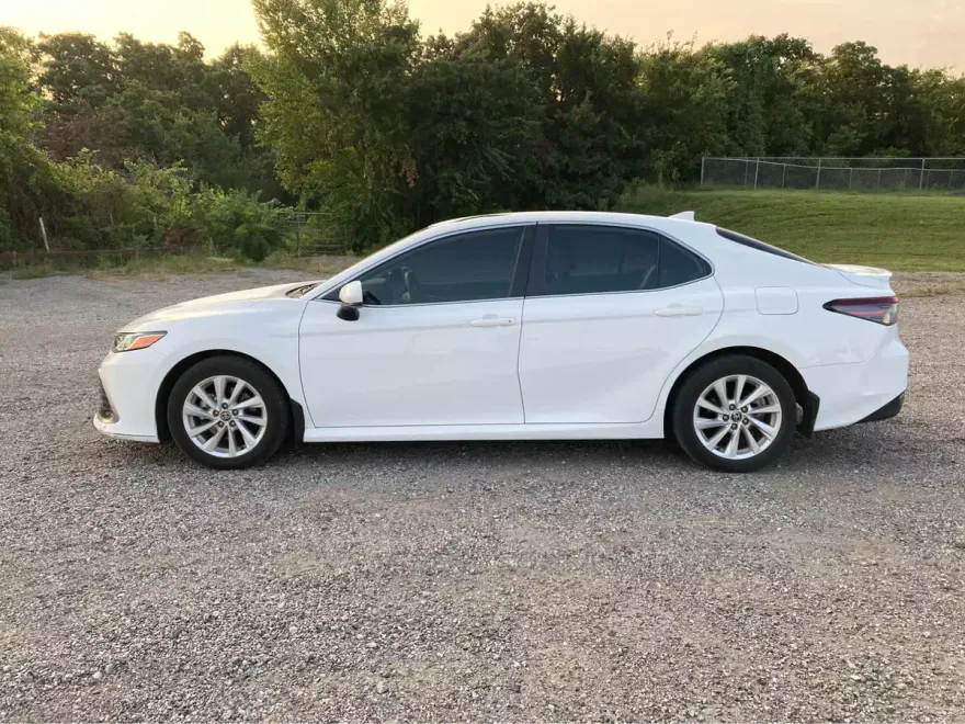 2022 Toyota Camry LE photo 1