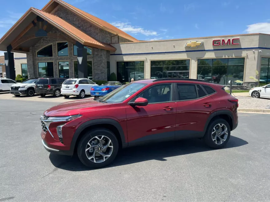2025 Chevrolet Trax LT photo 1