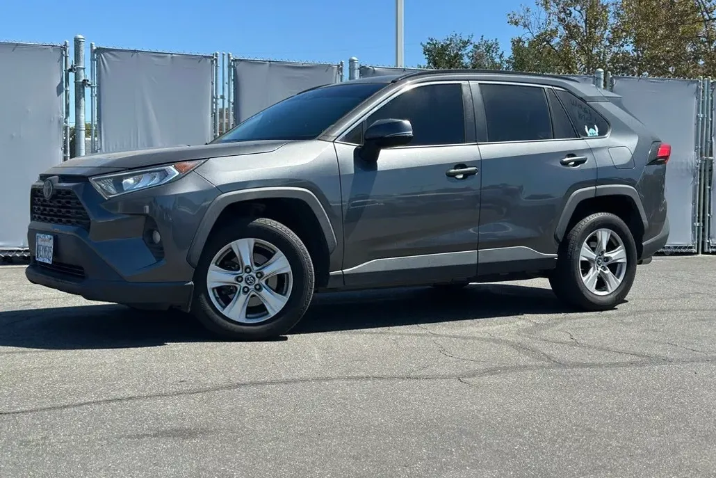 2020 Toyota RAV4 XLE photo 1