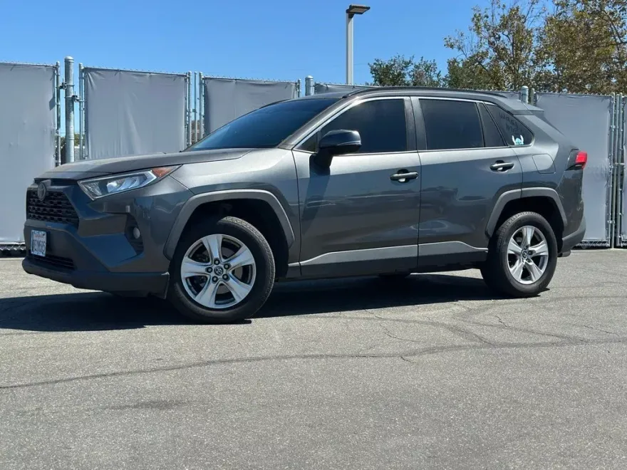 2020 Toyota RAV4 XLE photo 1