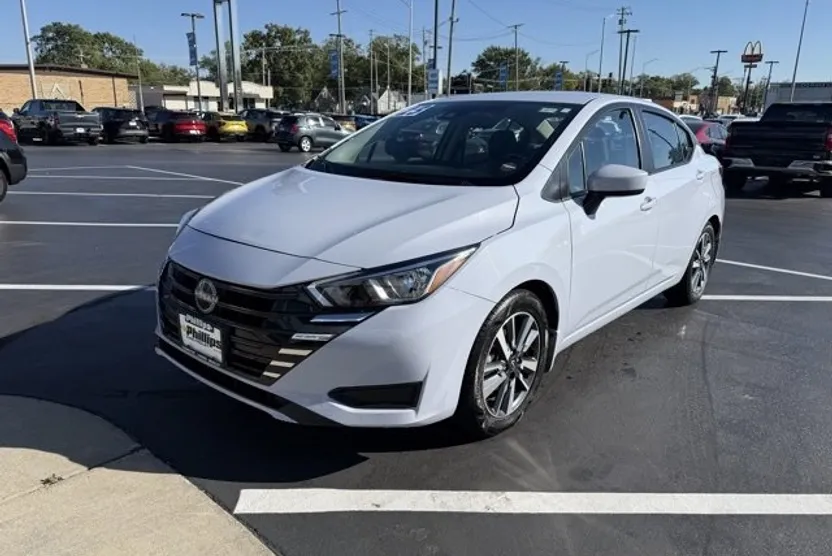 2023 Nissan Versa 1.6 SV photo 1