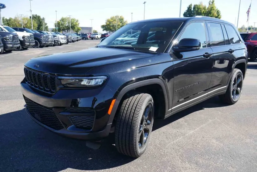 2025 Jeep Grand Cherokee Altitude photo 1