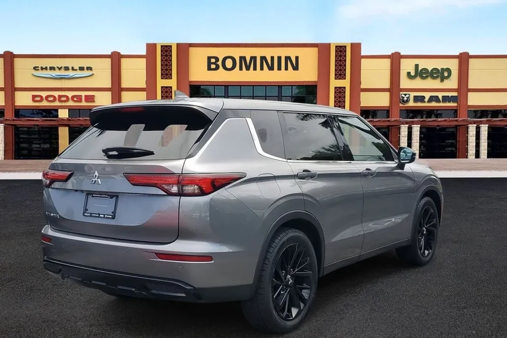 2022 Mitsubishi Outlander SE photo 1
