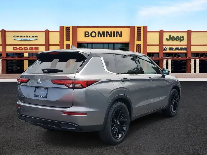 2022 Mitsubishi Outlander SE photo 1