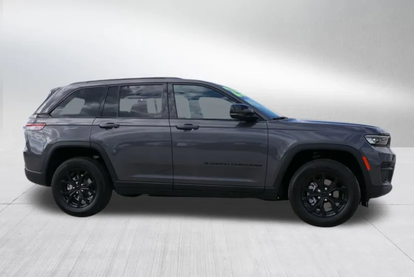 2025 Jeep Grand Cherokee Altitude photo 1