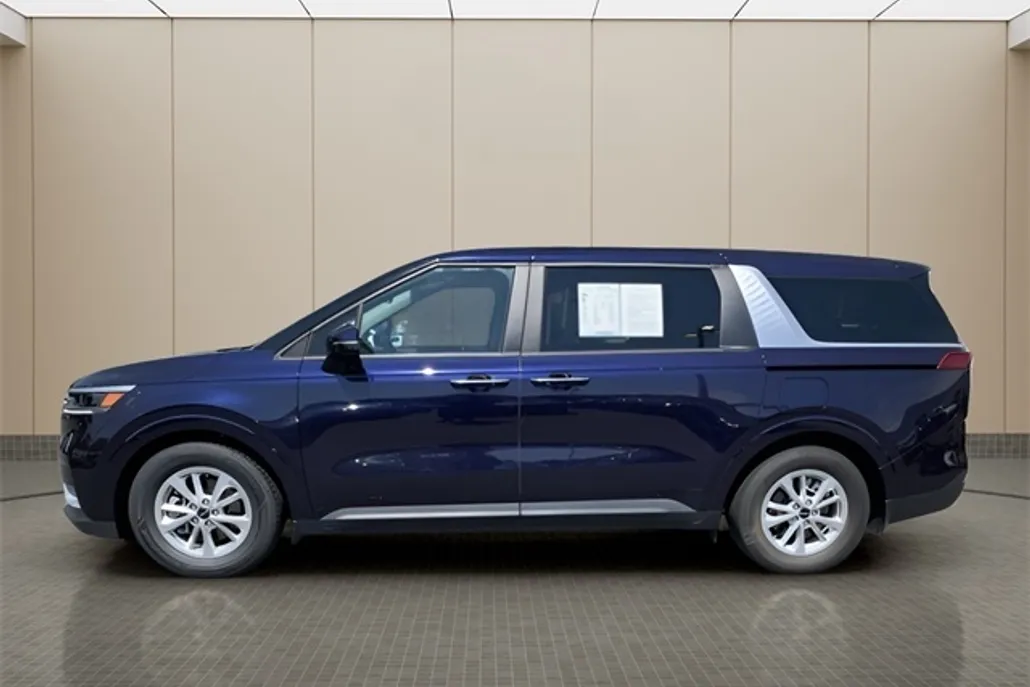 2024 Kia Carnival LX photo 1