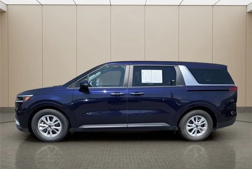 2024 Kia Carnival LX photo 1